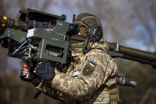 Binh sĩ Ukraine trang bị hệ thống tên lửa Stinger gắn kép. Ảnh: LATimes.
