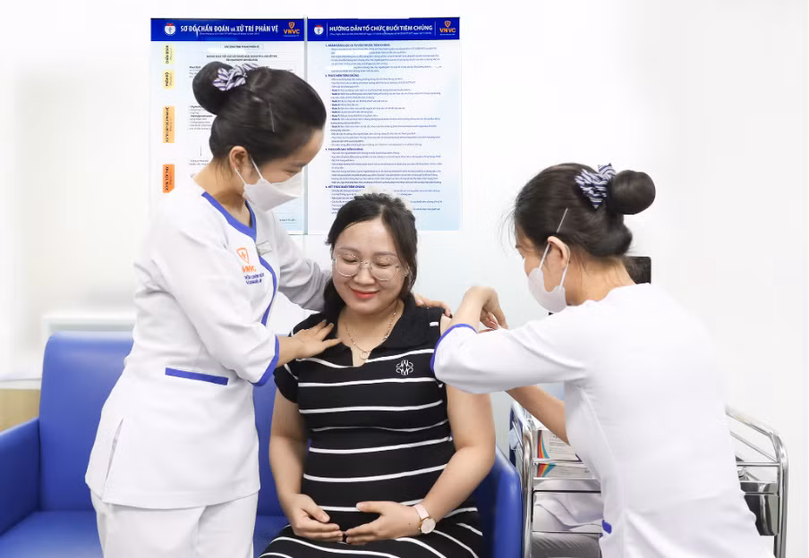 Thai phụ tiêm vắc xin phòng virus hợp bào hô hấp RSV tại Hệ thống Tiêm chủng VNVC. Ảnh: Mộc Thảo
