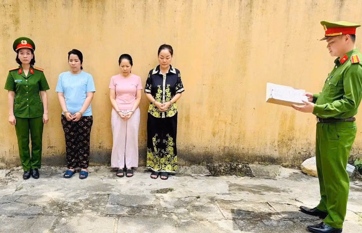 Đối tượng Trần Tiễn Như Nghi (mặc áo màu xanh), đối tượng Nguyễn Thị Liên (mặc áo màu hồng, chủ tiệm vàng Ngọc Tâm), đối tượng Hoàng Thị Thanh Nga (mặc áo màu đen hoa vàng, chủ tiệm vàng Ngọc Châu Âu). Ảnh: CTTĐT Công an tỉnh Thanh Hóa.