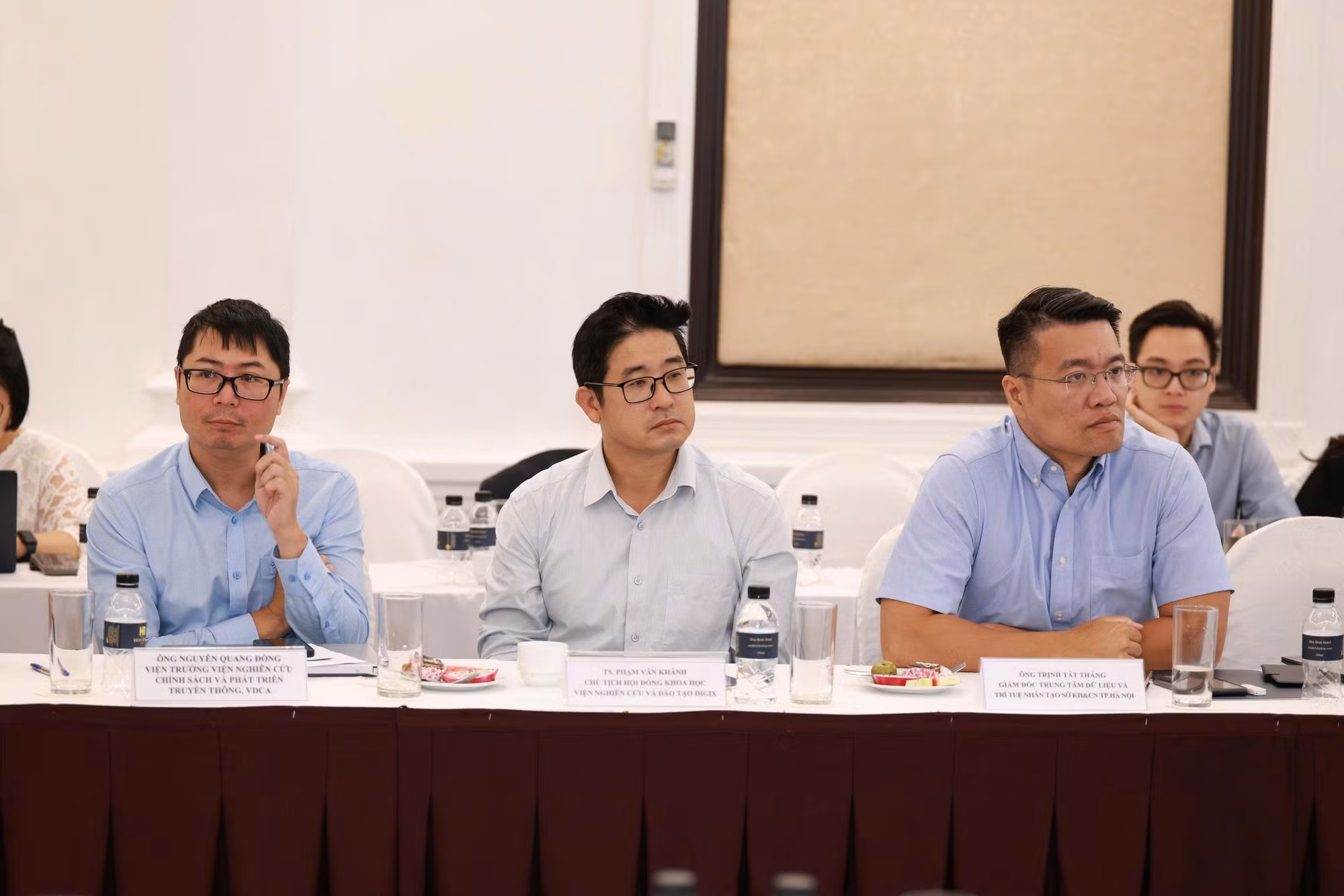 Các đại biểu, chuyên gia lắng nghe các ý kiến tại Tọa đàm.