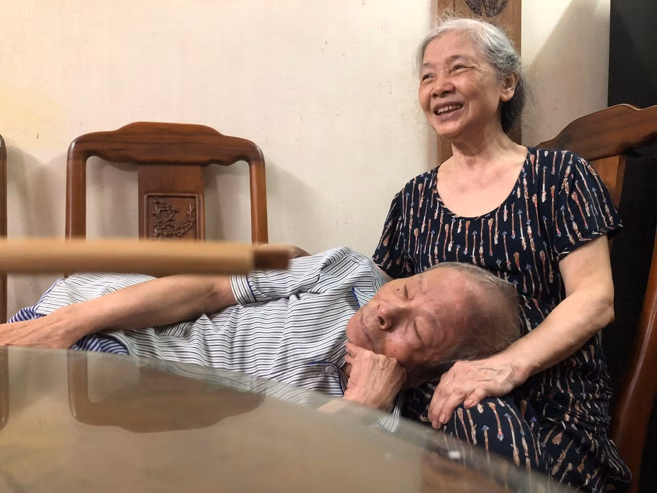 Nhà báo, nhà văn Trần Đình Bá bên người vợ thân yêu, bà Hòa, người luôn đồng hành và sẻ chia cùng ông trong cuộc sống.