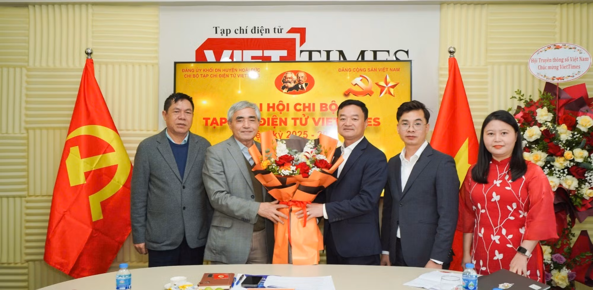 Chủ tịch Hội Truyền thông số Việt Nam Nguyễn Minh Hồng (thứ 2 từ trái qua) kỳ vọng VietTimes sẽ vươn lên tầm quốc gia, trở thành một trong những tạp chí điện tử uy tín hàng đầu trong lĩnh vực khoa học - công nghệ. Trong ảnh: Ông Nguyễn Minh Hồng chúc mừng ông Nguyễn Bá Kiên, Tổng Biên tập Tạp chí VietTimes, tái đắc cử Bí thư Chi bộ Tạp chí nhiệm kỳ 2025 - 2027.
