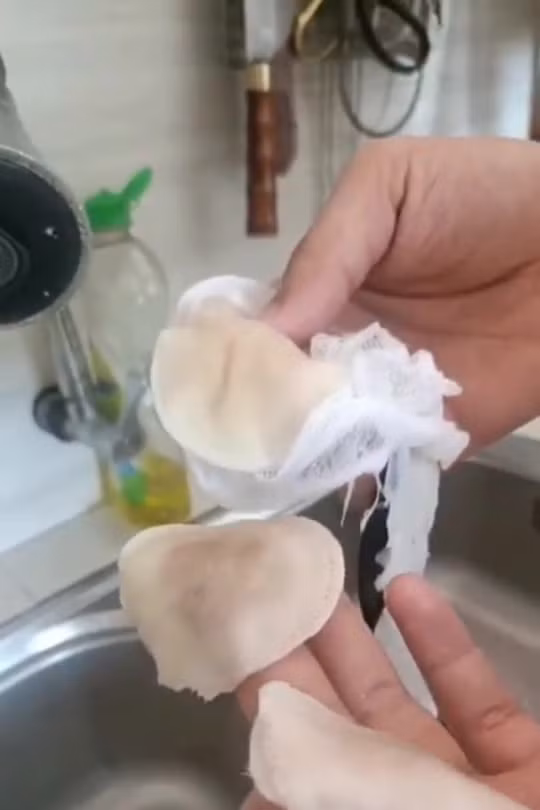 Nước sinh hoạt vàng đục kéo dài sau khi được cấp trở lại khiến người dân Chân Mây - Lăng Cô lo lắng. Ảnh Nguyễn Lê.