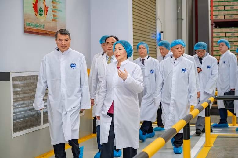 Thủ tướng Lê Minh Hưng thăm Nhà máy Angkormilk của Vinamilk tại Campuchia 