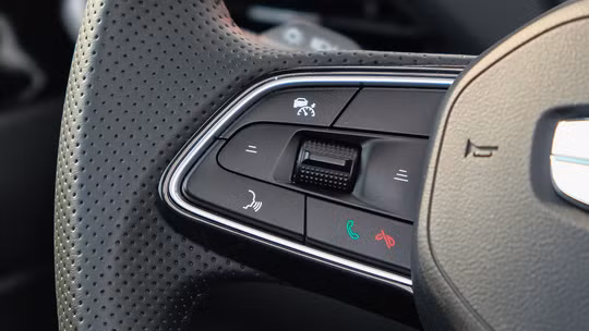 Đi cao tốc với cruise control và ACC, tài xế ô tô cần lưu ý gì để tránh đại họa?