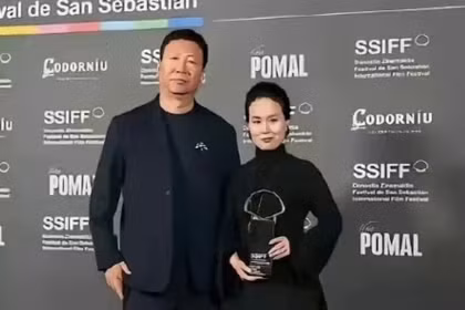 Đạo diễn Tần Hiểu Vũ và diễn viên Triệu Tiêu Hoằng (tên thật là Triệu Hiểu Hồng) tại LHP San Sebastián (Tây Ban Nha). Ảnh: Thepaper.