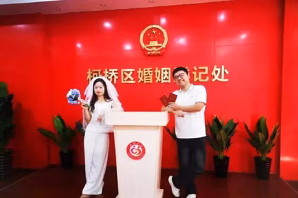 Đến đăng ký kết hôn nhận tiền thưởng là chiêu mới của nhiều địa phương Trung Quốc để khuyến khích kết hôn, sinh con. Ảnh: Sohu.
