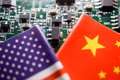 Cuộc chiến Mỹ - Trung về chip tiếp tục nóng lên với quy định mới của Bộ Thương mại ngăn bán chip tiên tiến cho doanh nghiệp vốn Trung Quốc ở nước ngoài. Ảnh: Reuters.