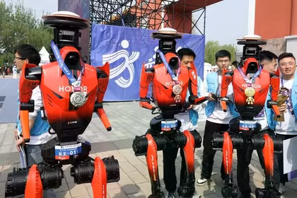 Ba robot đoạt giải, vô địch là "Tia Chớp" (trái). Ảnh: Xinhua.