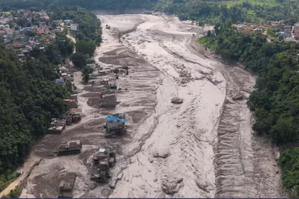 Vùng dân cư sầm uất ở Nuwakot, Nepal giờ chỉ còn là dòng sông bùn. Ảnh: Reuters.
