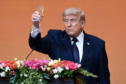 Ông Trump nâng ly tại bữa quốc yến tại Đại lễ đường nhân dân tối 14/5. Ảnh: Creaders.