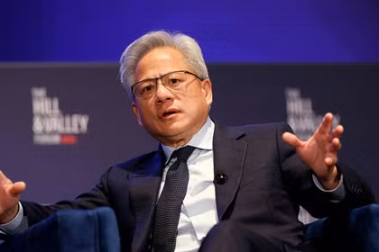Jensen Huang phản bác ý kiến cho rằng AI làm mất việc, nhấn mạnh AI mang lại lợi ích tích cực và không nên quy trách nhiệm thất nghiệp cho công nghệ. Ảnh: HK01.