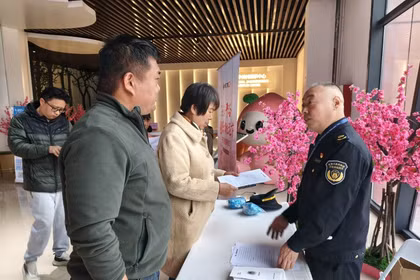 Cơ quan chức năng tiếp nhận đơn khiếu nại của các nạn nhân bị lừa mua kỳ nghỉ. Ảnh: Sina.