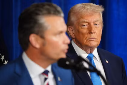 Ngày 3/1, tại khu nghỉ dưỡng Mar-a-Lago, ông Trump nghe Bộ trưởng Chiến tranh Peter Hegseth báo cáo về diễn biến vụ bắt giữ ông Maduro. Ảnh: NYT.
