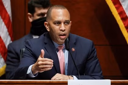 Lãnh đạo phe thiểu số Dân chủ tại Hạ viện Hakeem Jeffries dự kiến thúc đẩy một loạt dự luật ưu tiên ra trước toàn thể Hạ viện trong 100 giờ đầu tiên nếu đảng giành được đa số. Ảnh: Reuters.