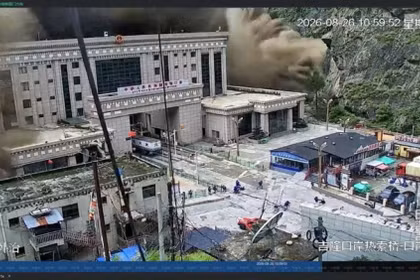 Hình ảnh trích camera an ninh về khoảnh khắc lũ bùn đá tấn công cửa khẩu Gyirong (Shigatse), Trung Quốc. Ảnh: Reuters.