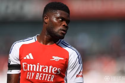 Thomas Partey bị cáo buộc phạm tội khi thi đấu cho CLB Arsenal của Anh. Ảnh: Dongqiudi.