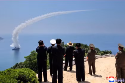Nhà lãnh đạo Kim Jong-un và các quan chức chứng kiến khu trục hạm Kang Kun phóng thử tên lửa. Ảnh: KCNA/Reuters.