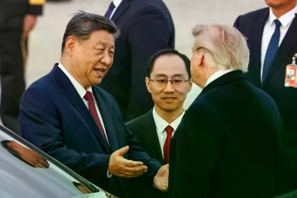 Hai nhà lãnh đạo bắt tay nhau dưới chân cầu thang máy bay. Ảnh: Reuters.