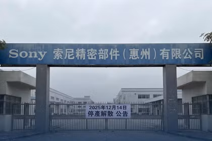 Nhà máy Sony ở Huệ Châu thông báo ngừng hoạt động, chuyển dây chuyền sang Thái Lan. Tấm biến ở cổng ghi "Ngày 14/12/2025, thông báo ngừng sản xuất, giải thể". Ảnh: Newtalk.