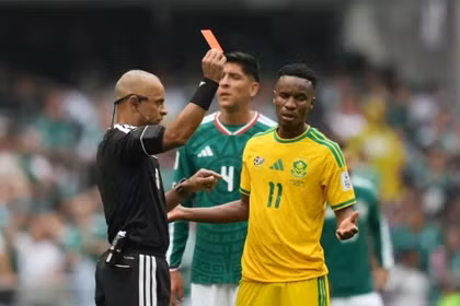 Thẻ đỏ gây tranh cãi của trọng tài người Brazil Wilton Sampaio trong trận cầu Nam Phi và Mexico. Ảnh: Reuters.