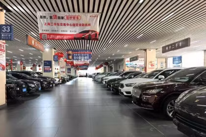 Xe xăng giảm giá sâu nhưng vẫn không tiêu thụ được. Ảnh: Creaders.