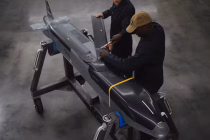 Nhân viên kỹ thuật kiểm tra đạn tên lửa hành trình Barracuda-500. Ảnh: Air&SpaceForces.