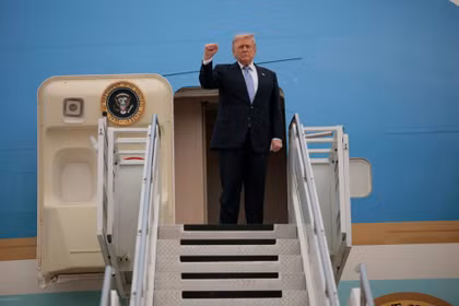 Tổng thống Mỹ Trump vẫy tay chào những người ra tiễn trước khi rời Trung Quốc về nước. Ảnh: HK01.