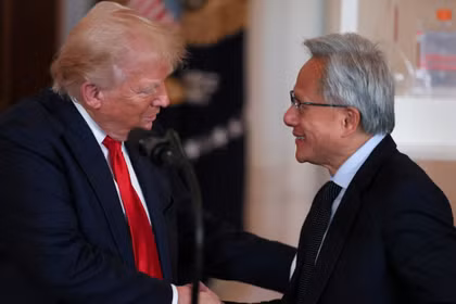 Ông Trump vào phút cuối đã gọi điện mời Jensen Huang cùng ông tới Trung Quốc. Ảnh: UDN.