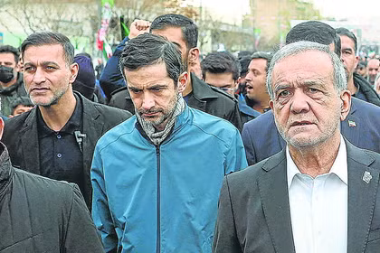 Ông Yousef Pezeshkian (giữa) và cha, Tổng thống Iran Masoud Pezeshkian (phải). Ảnh: AFP.