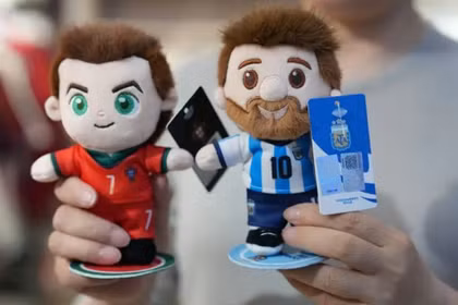 "Messi" và "Ronaldo" nhồi bông là những mặt hàng bán chạy. Ảnh: Xinhua.