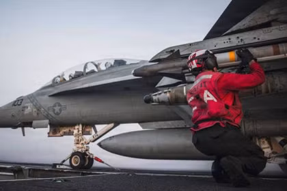 Máy bay chiến đấu F/A-18 trên tàu sân bay USS George Washington chuẩn bị xuất kích tấn công Iran. Ảnh: AFP.