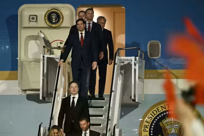 Hình ảnh cho thấy những người xuống máy bay sau ông Trump lần lượt là: vợ chồng Eric Trump, Elon Musk, Marco Rubio, Pete Hegseth, Jamieson Greer và Jensen Huang. Ảnh: AFP.