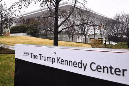 Tên ông Trump sẽ bị xóa khỏi biển tên của Trung tâm Kennedy. Ảnh: AFP.
