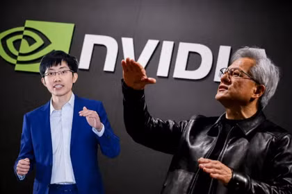 Ông chủ DeepSeek Lương Văn Phong (trái) đã gây sốc khi cho rằng Nvidia của tỷ phú Jensen Huang đang "tự đào mồ chôn mình". Ảnh: Creaders.