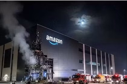Một cơ sở của Amazon ở Các Tiểu vương quốc Ả Rập Thống nhất (UAE) cháy sau khi bị UAV Iran tấn công. Ảnh: Sohu.