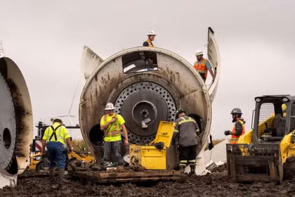 Tháo dỡ các turbine điện gió đã hết hạn sử dụng để lấy đất hiếm. Ảnh: WSJ.