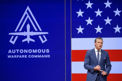 Hôm 30/9, Bộ trưởng Chiến tranh Mỹ Pete Hegseth công bố thành lập “Bộ Tư lệnh Tác chiến tự chủ” (Autonomous Warfare Command – gọi tắt là “Autowarcom”). Ảnh: Getty.