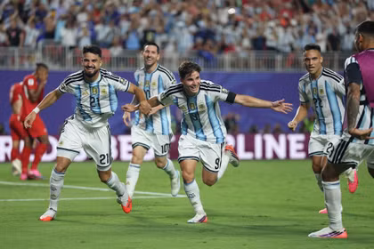 Lautaro Martínez cùng đồng đội ăn mừng sau khi ghi bàn ở hiệp phụ, loại Thụy Sĩ, giành quyền vào bán kết. Ảnh: Xinhua.