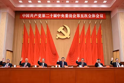 Các đại biểu dự họp biểu quyết thông qua nghị quyết hội nghị. Ảnh: Xinhua.