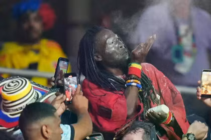 Pháp sư Nana Kwaku Bonsam làm phép trên khán đài nhằm trợ giúp tuyển Ghana giành thắng lợi trước tuyển Colombia. Ảnh: Sohu. 