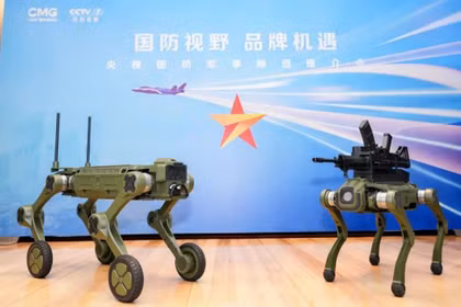 Hai loại "Ngao robot" lần đầu ra mắt: Thiết Ngao (trái) và Ảnh Ngao (phải). Ảnh: CCTV.