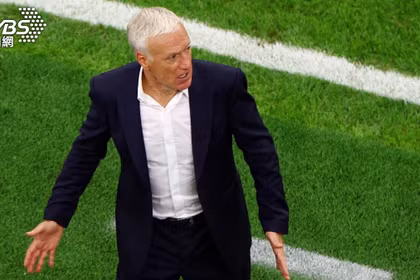 HLV Didier Deschamps phản ứng trước xử lý của trọng tài người El Salvador mà ông cho là không công bằng với các cầu thủ Pháp. Ảnh: TVBS.