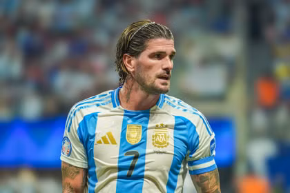 Tiền vệ tuyển Argentina Rodrigo De Paul giành vị trí "Nam vương" tại World Cup 2026. Ảnh: Getty.