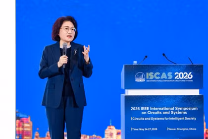 Bà Hà Đình Ba công bố bước đột phá về công nghệ chip mới tại Hội nghị ISCAS 2026. Ảnh: Guancha.