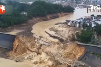 Rắn chui vào mọi xó xỉnh trong nhà dân. Ảnh: Tân Kinh.
