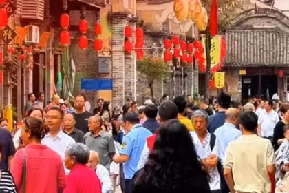 Các khu du lịch Trung Quốc vẫn đông nghịt người nhưng doanh thu từ du khách lại giảm hẳn. Ảnh: Creaders.