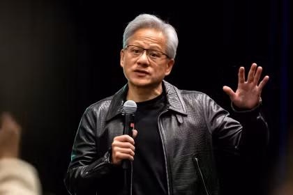 Việc ông Jensen Huang không có tên trong danh sách đoàn tháp tùng ông Trump tới Trung Quốc đã gây xôn xao trong cả giới công nghệ lẫn ngoại giao. Ảnh: Toutiao.