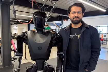 Ông chủ công ty FFI Sanket Patak cùng robot MK1 được quảng cáo đã được đưa tới Ukraine tham gia chiến đấu thực tế. Ảnh: QQnews.