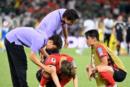 Các cầu thủ Hàn Quốc thất vọng vì bị loại do để thua Nam Phi. Ảnh: Chosun.